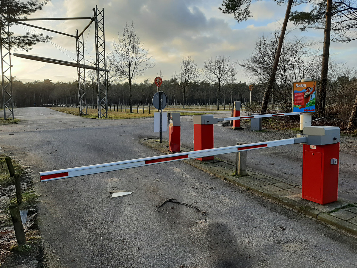 Op het grote parkeerterrein van het Avonturenpark Hellendoorn wordt een overkapping met 12.000 zonnepanelen gebouwd.