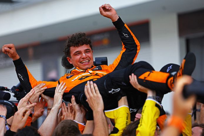 Lando Norris viert feest met het hele team van McLaren.