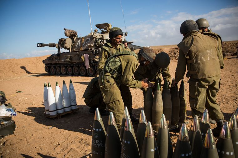 Israëlische soldaten zetten hun munitie klaar. Beeld getty
