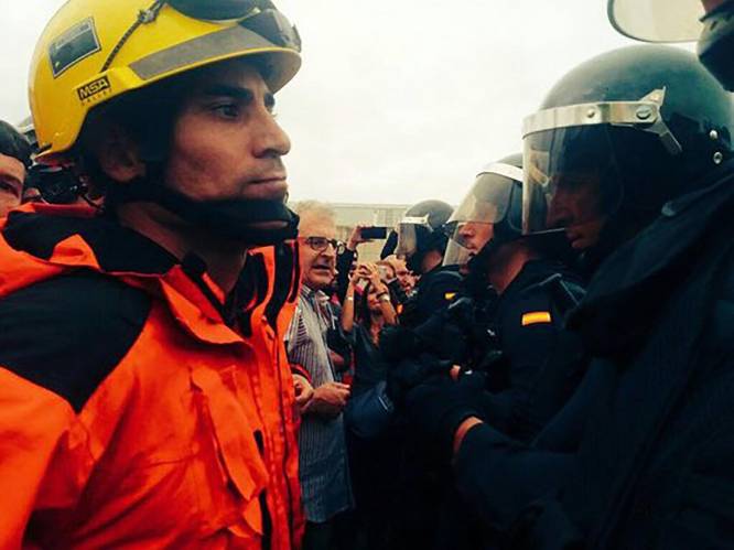 Brandweer levend schild tussen politie en iedereen die wil stemmen in Catalonië