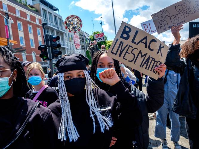 Grote opkomst op ‘Black Lives Matter’-protest in Antwerpen: “Hoeveel keer ik ben uitgescholden omwille van mijn huidskleur? Ik ben de tel kwijtgeraakt”