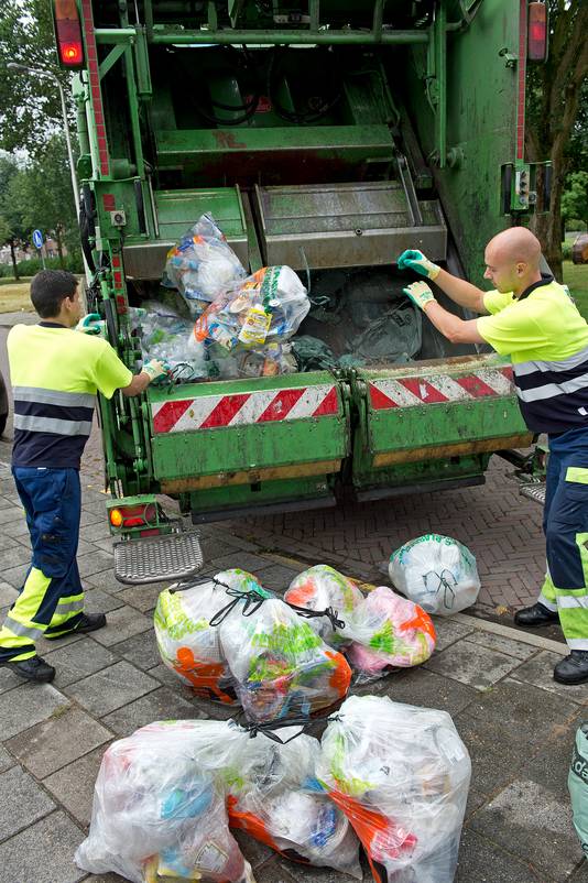 Het afvalbedrijf Dar haalt de vuilniszakken op.