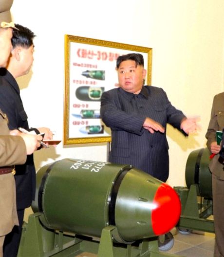 Kim Jong-un pose devant des têtes nucléaires
