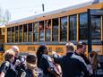 De kinderen van de school in Nashville worden weggeleid met schoolbussen om te worden herenigd met hun ouders.