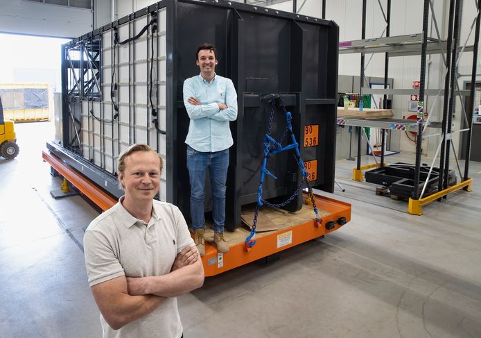 Oprichters Max Aerts (links) en Tijn Swinkels van Dens, dat met zijn mobiele batterijencontainers is verhuisd naar het voormalige pand van Lightyear.
