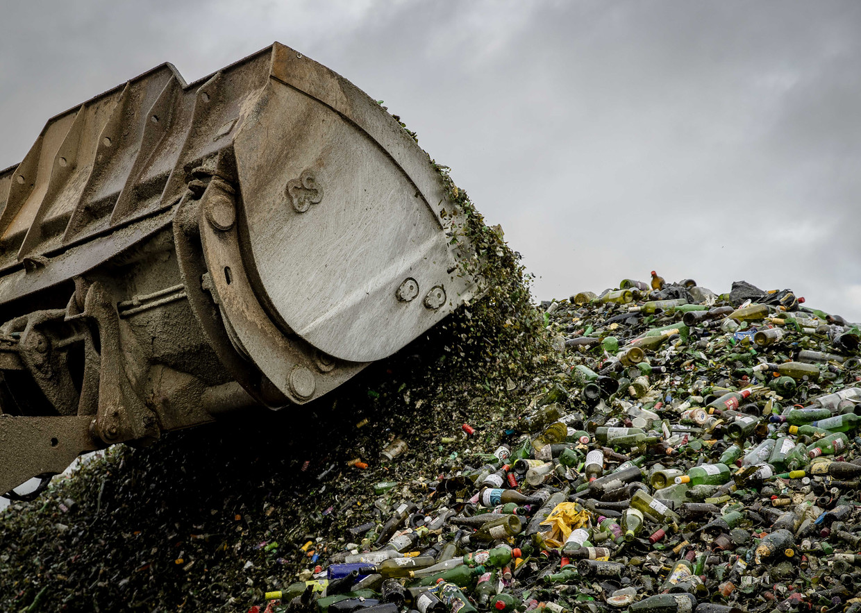 Lege flessen bij Maltha glasrecycling dat enorme hoeveelheden glas verwerkt. Beeld ANP
