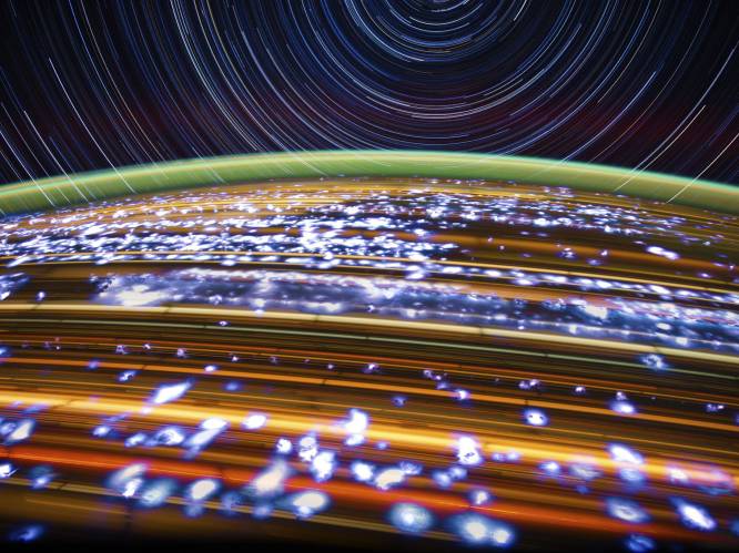 Unieke foto van NASA-astronaut legt sterrensporen en aarde vast vanop internationaal ruimtestation