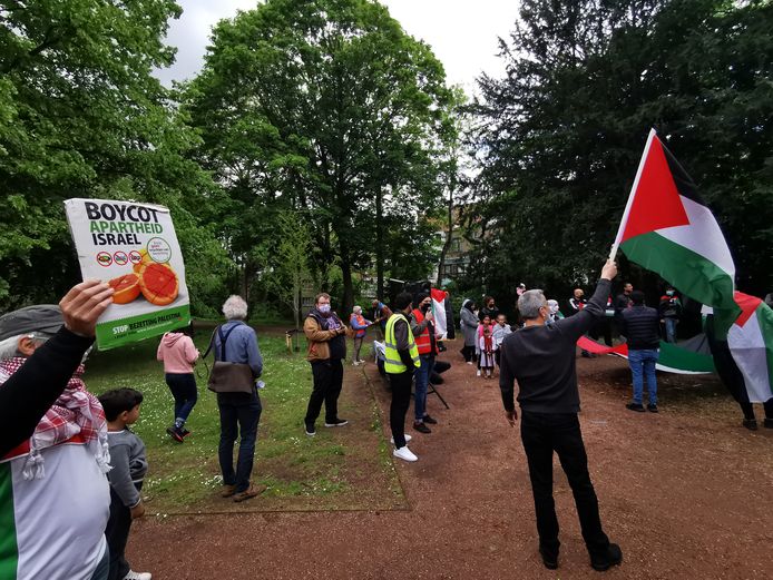 Een honderdtal Palestijnen en solidaire Hallenaren verzamelden zondagnamiddag in het Albertpark in Halle voor een actie die vooral gericht was tegen Israël.