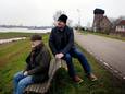 Cees Zijlmans (links) op een 'bewonersbankje' langs de Waaldijk in Herwijnen dat na de dijkversterking niet meer mag terugkomen. Bij hem zit Piet van Andel, ook woonachtig in Herwijnen. Hij praatte tijdens de eerste gesprekken ook mee over de plannen.