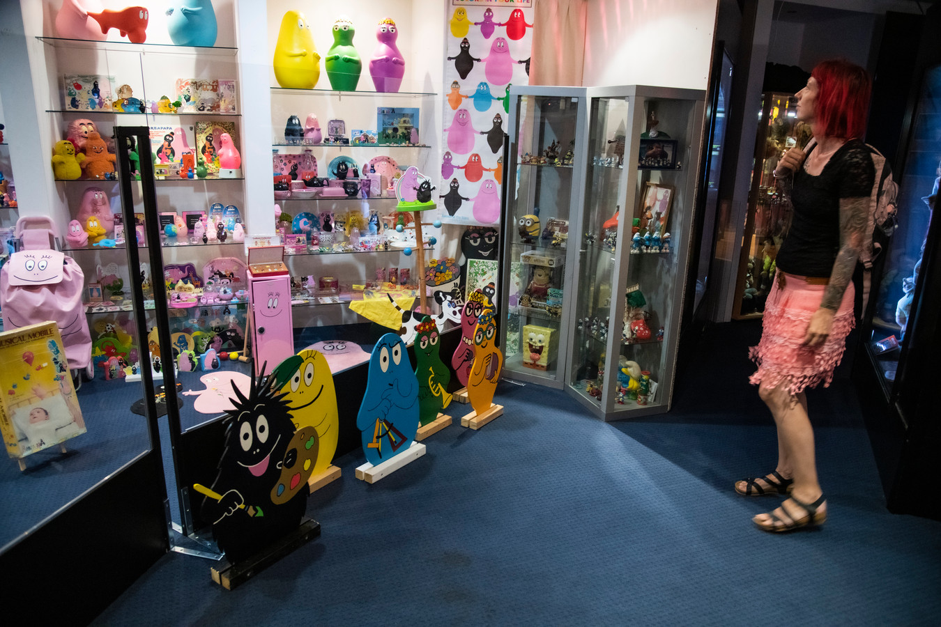 PR dgfoto Gelderlander Nijmegen: Sanne van Galen (40) uit Haarlem was speciaal voor de expostie van de pest in Museum het Valkhof en de Media Drome naar Nijmegen gekomen. [op de foto: Sanne bij karakters van de tv-serie Barbapapa]