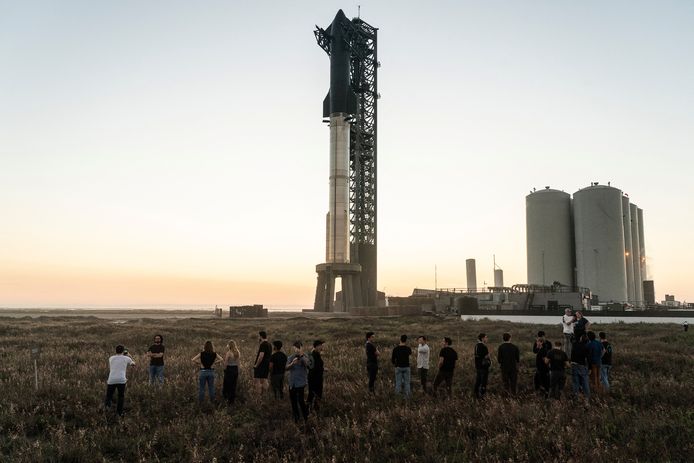 People look on as SpaceX's next-generation Starship spacecraft is prepared for test launch from the company's Boca Chica launchpad near Brownsville, Texas, U.S. November 17, 2023. REUTERS/Go Nakamura