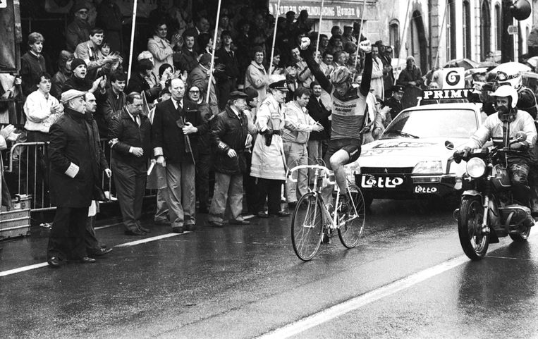 Na een ijskoude en kletsnatte Ronde van Vlaanderen 1985 komt Eric Vanderaerden juichend over de streep. Beeld BELGA