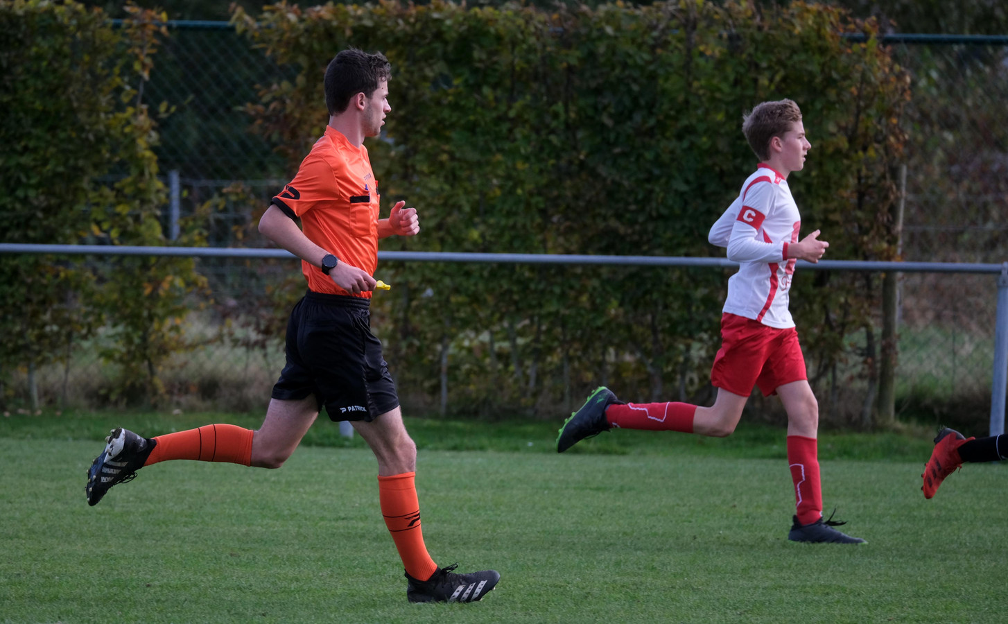 Rhûne kreeg toelating van de voetbalbond om een match van z'n broer te fluiten.