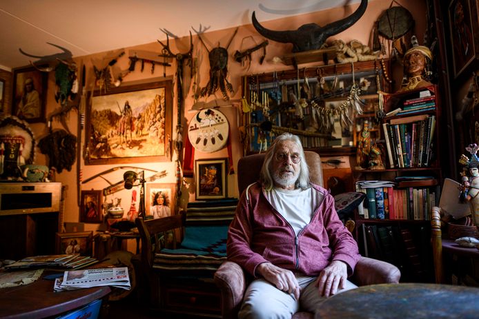 Jan te Velthuis (75) in september. Hij is stervende door uitgezaaide prostaatkanker en een dwarslaesie. Zijn huurhuis in Markelo is een privémuseum met indianenrelikwieën.