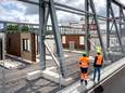 Bouwbedrijf Van Wijnen maakt kant-en-klare woningen in een fabriek in Heerenveen. Buiten op het terrein staan de gevels en andere delen van de woningen te wachten op transport. Een huis is op de bouwlocatie in één dag gemonteerd.