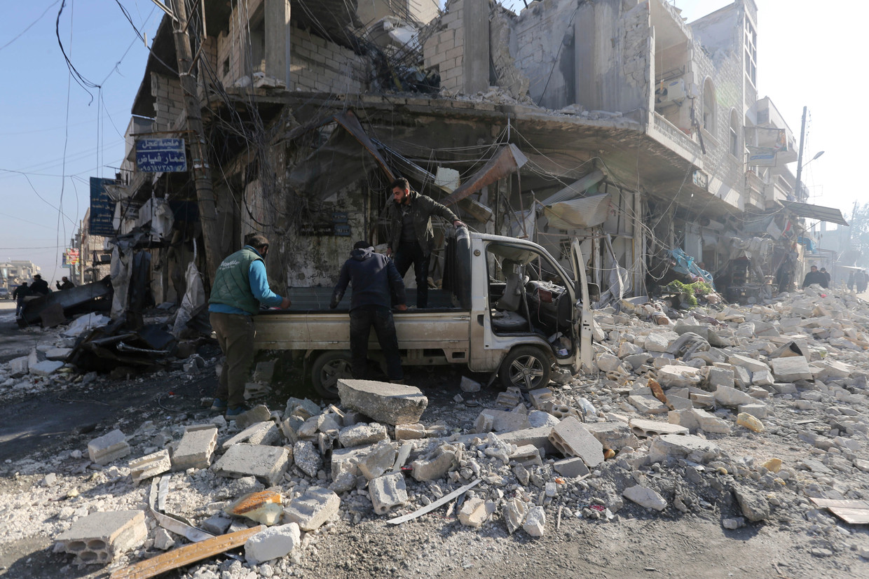 De Syrische stad Saraqeb in de provincie Idlib werd zwaar getroffen door vliegtuigbombardementen.  Beeld AP