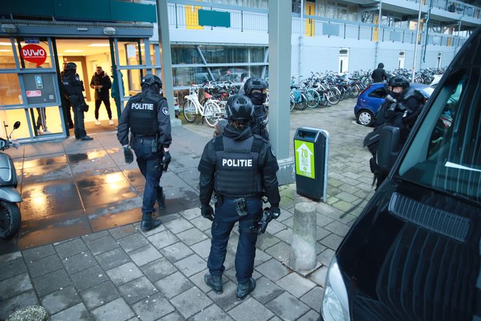 De politie heeft donderdagavond 31 maart een inval gedaan in een woning aan de Cesar Franckstraat in Delft.