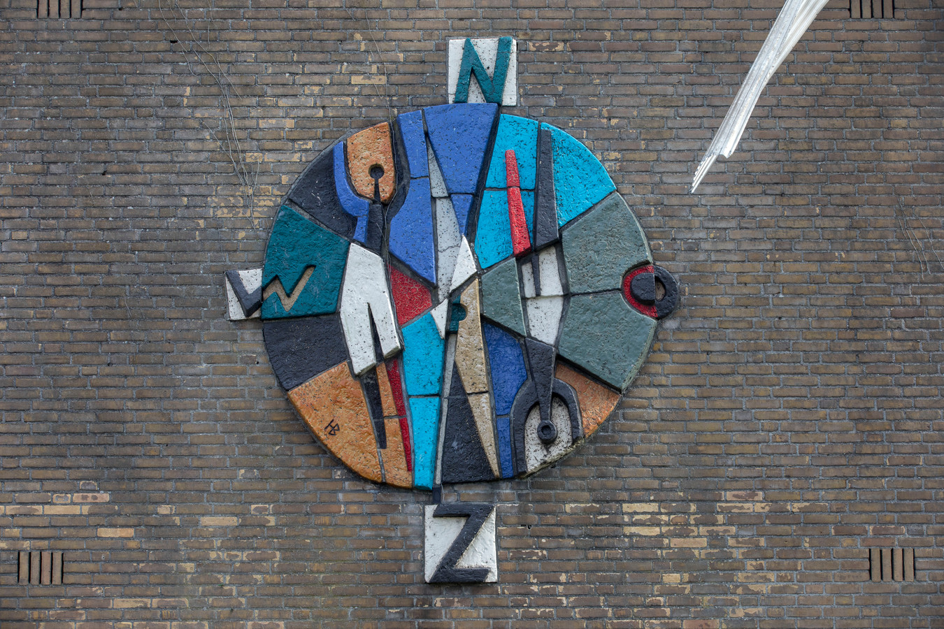 Het kunstwerk dat al bijna een halve eeuw aan de voormalige school in Valkenswaard hangt.