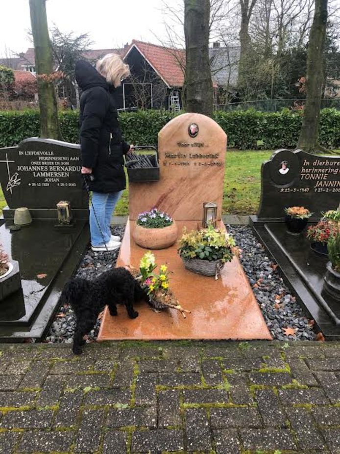 Lisette met haar hondje Jacky bij het monument voor Martin.