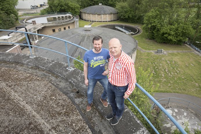 Projectleider Ben Veldhuis (rechts) en René van Dijk van waterschap Vechtstromen op de grote beluchtingstank van de zuiveringsinstallatie in Vriezenveen die straks wordt gesloopt.
