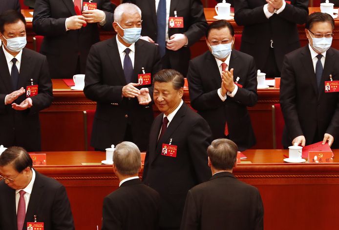 De Chinese president Xi Jinping (midden) tijdens de afsluitingsceremonie van het partijcongres in Beijing.