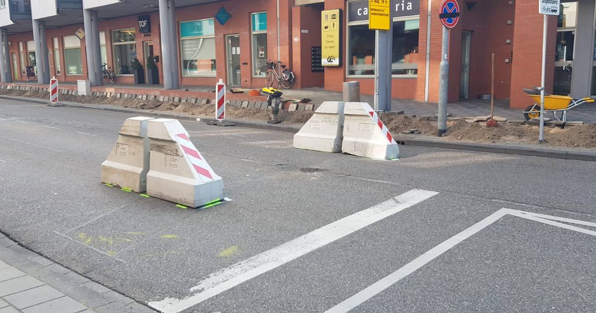 voorwoord In de genade van spade Klappaaltje Van Berckelstraat (voorlopig) verdwenen: 'Paaltjes zijn voor  calamiteiten, niet voor bussen' | Den Bosch | AD.nl