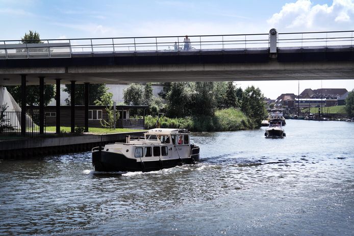 Pleziervaart op de Linge vaart Gorinchem uit.