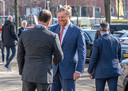 Koning Willem-Alexander komt in Zwolle aan bij jongerencentrum ReZet en schudt de hand van burgemeester Peter Snijders.