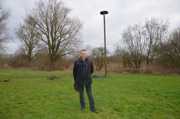 De ooievaarspaal werd geplaatst op het domein van kaatsvereniging de Amusanten aan de Fonteinstraat.