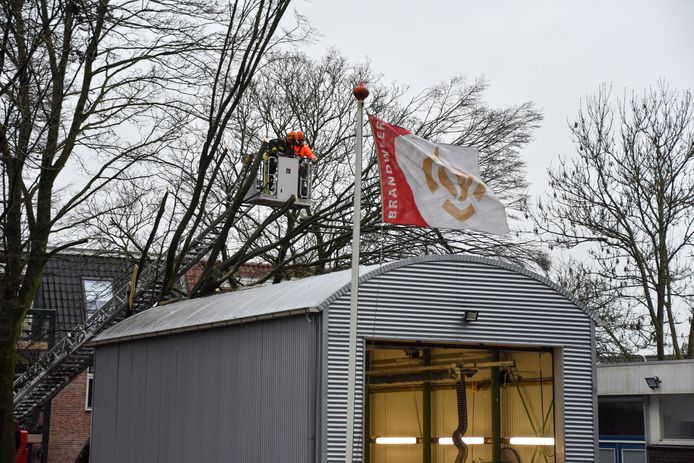 thuiswedstrijd-voor-brandweer-door-storm-valt-boom-op-eigen-kazerne