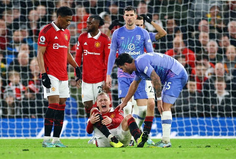Donny van de Beek na een pijnlijke botsing met oud-Feyenoorder Marcos Senesi.  Beeld REUTERS