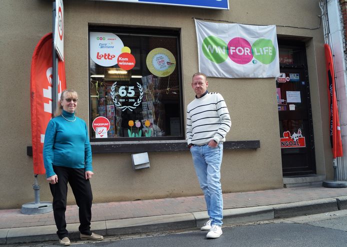 Rik Flamand en zus Mia voor de winkel. Aan het raam hangt nog ‘65 jaar’, maar binnenkort zal dat naar 70 aangepast worden.