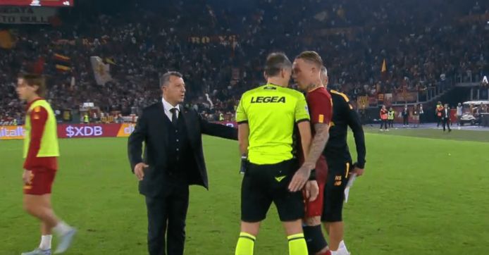 Rick Karsdorp in discussione con l'arbitro.