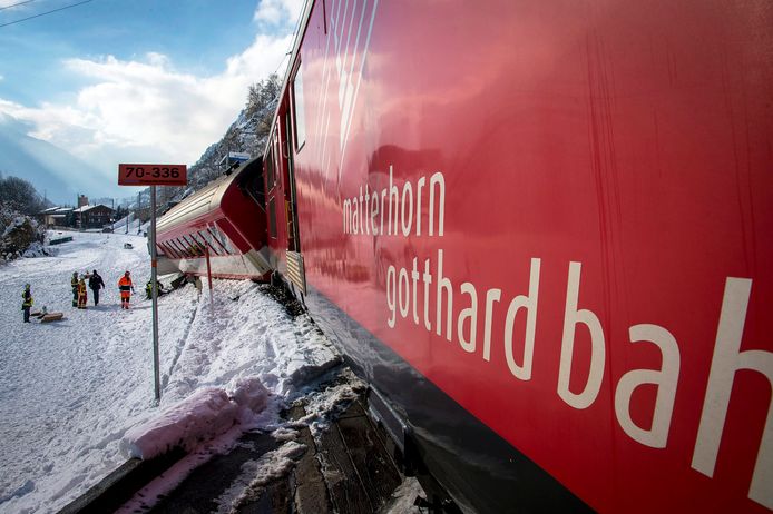 De machinist van de regionale trein van de spoorwegmaatschappij Matterhorn Gotthard Bahn (MGB) zag het brokstuk op de sporen liggen en trok aan de noodrem, maar de trein kon niet snel genoeg stoppen. Daarop raakte het voertuig de rots en ontspoorde het. Archieffoto.