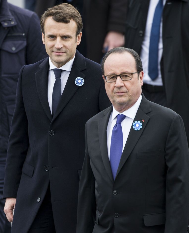 De Franse president Hollande (r.) met zijn opvolger Emmanuel Macron. Beeld Photo News
