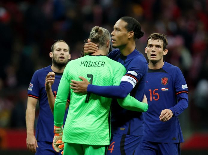 Van Dijk in de armen van Pasveer, op z'n 38ste de op één na oudste debutant voor Oranje.