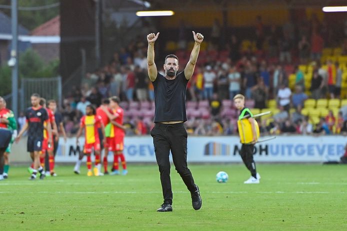 Ruud van Nistelrooij viert de overwinning bij Go Ahead Eagles met de fans.