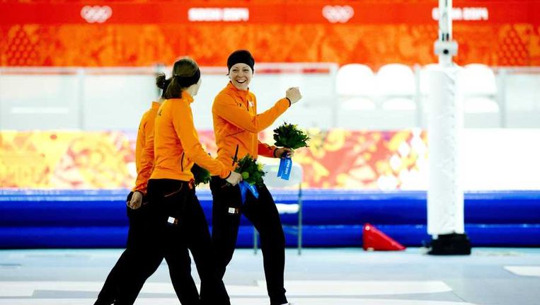Gouden medaille-winnaar Jorien ter Mors (R) en bronzen medaille-winnaar Lotte van Beek (M) onderweg naar het podium na de 1500m in de Adler Arena Beeld anp