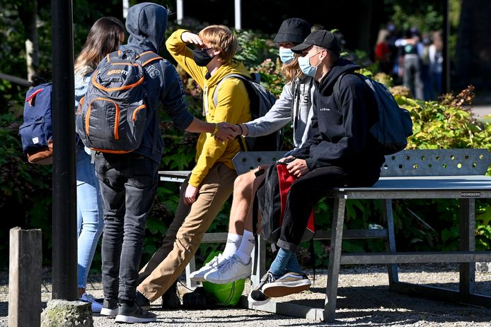 Illustratiebeeld. Leerlingen komen samen op de eerste dag van het schooljaar. (01/09/2020)