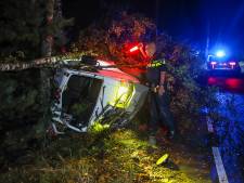 Bakwagen vliegt uit de bocht en botst op boom in Heerde: twee inzittenden gewond