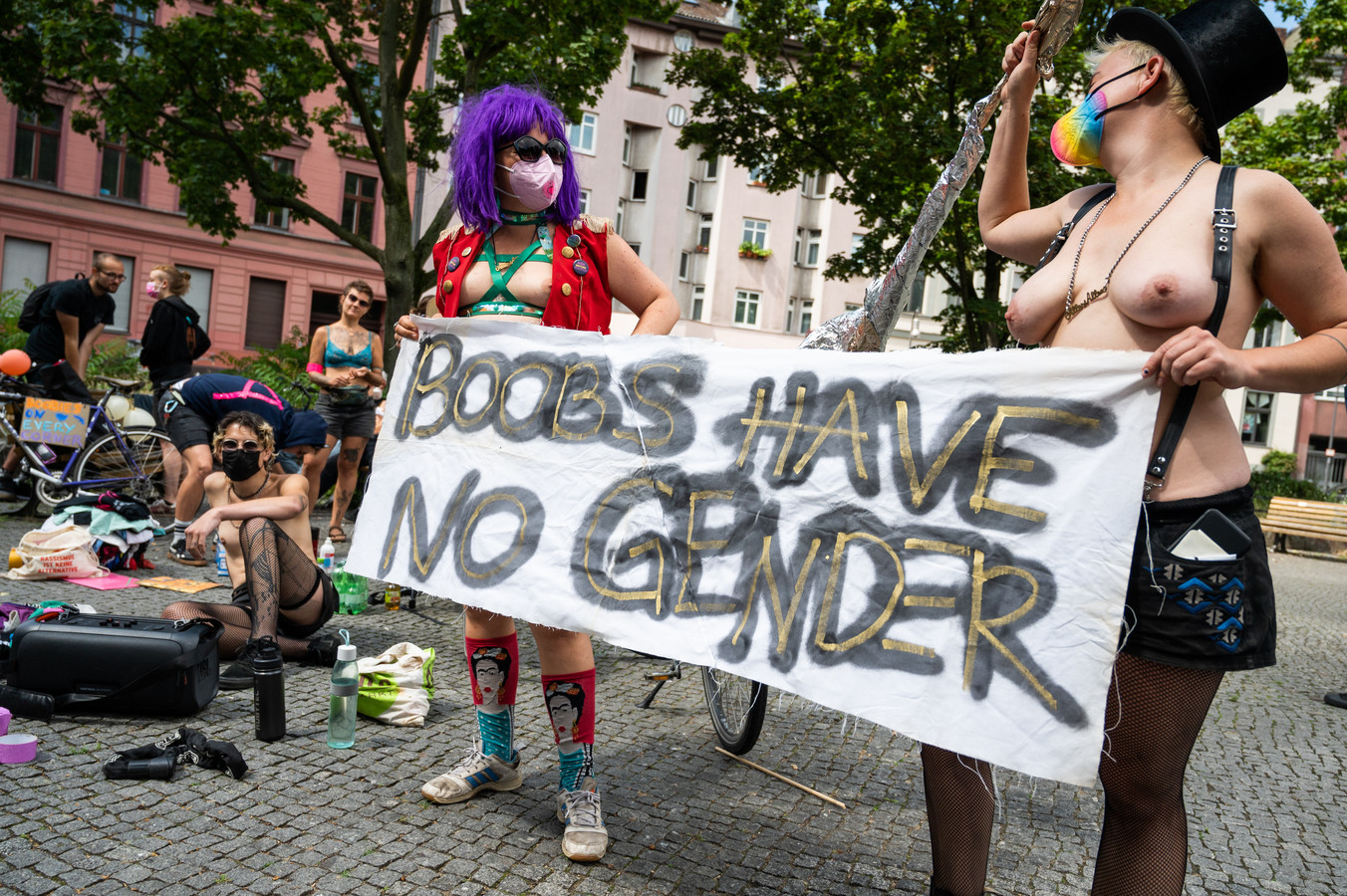 Tientallen vrouwen in Berlijn voeren topless actie voor recht op blote  borsten | Foto | hln.be