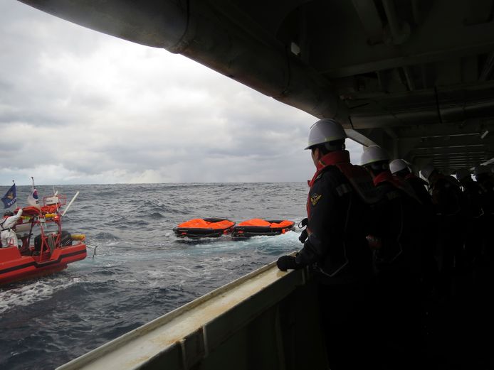Ook de Zuid-Koreaanse kustwacht zoekt mee naar de bemanning van het gezonken schip.