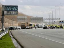 Auto schiet na botsing door middenberm en knalt frontaal op tegenligger: A2 richting Amsterdam dicht 