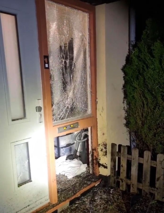 Voordeur door explosie verwoest bij woning in Zwolle.