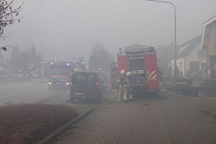Vanwege een heftige schuurbrand staat een straat in Dedemsvaart donderdagmiddag blauw van de rook.
