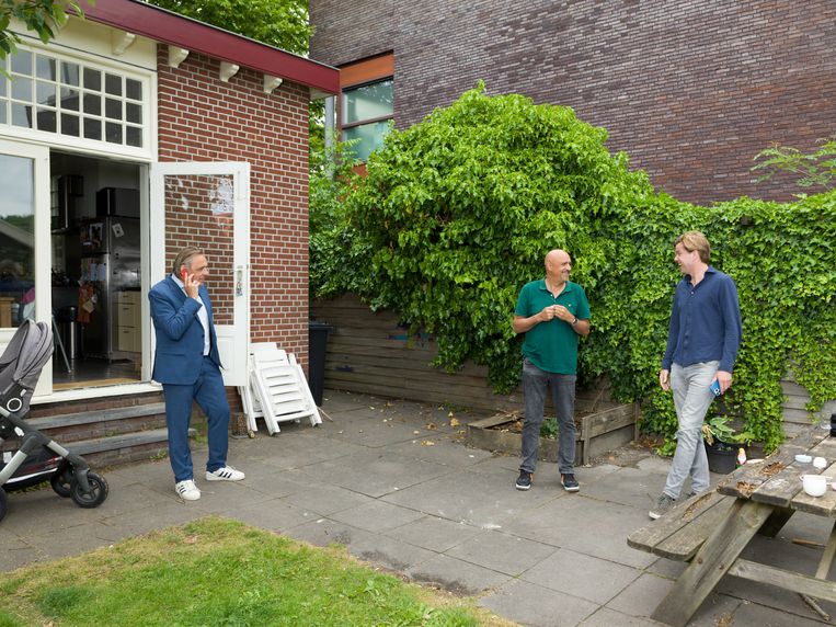 Marcel van Roosmalen in zijn achtertuin in Wormer met rijinstructeur Jim Salawanej  en Volkskrant-verslaggever Gijs Beukers.  Beeld Ivo van der Bent