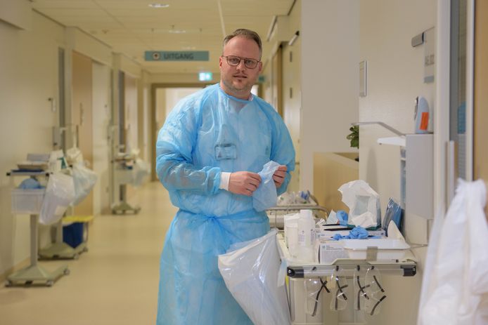 Willem Marsman pakt bij ziekenhuis MST zijn oude werk als verpleegkundige weer op, als ondersteuning van zijn oud-collega’s.