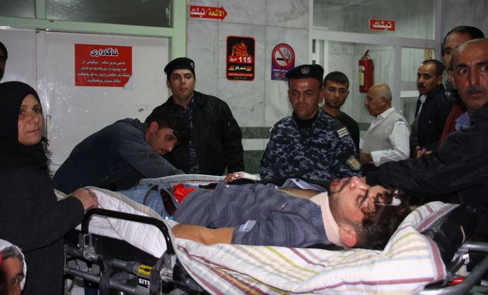 Een slachtoffer van de aardbeving samen met zijn familie in het ziekenhuis van Sulaimaniya in Irak.