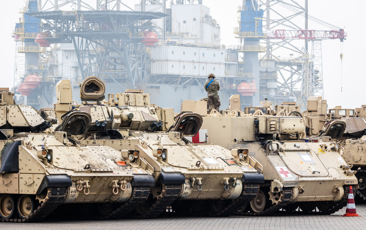 Amerikaanse legervoertuigen komen aan in de haven van Vlissingen.  Beeld  JEFFREY GROENEWEG/ANP