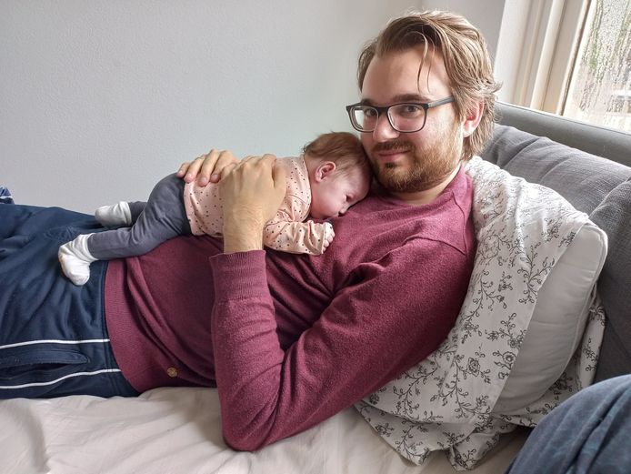 Rien de Böck lijdt aan long-Covid: hij ligt zo'n 20 uur per dag op bed. Hij is pas vader geworden. ,, Ik kan wel veel minder betrokken zijn bij onze dochter dan ik zou willen. Het lukt me fysiek gewoon niet.”
